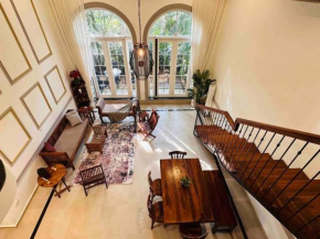 “Tranquil 3BHK Condo Retreat - TUDOR HOUSE”